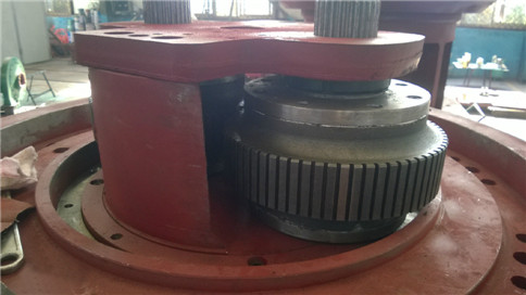 環（huán）模內（nèi）部壓輥實物圖↑